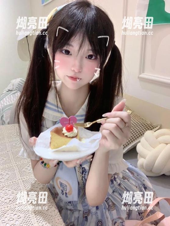 登录“吃瓜爆料”，追随网红们的离奇日常，哈哈！