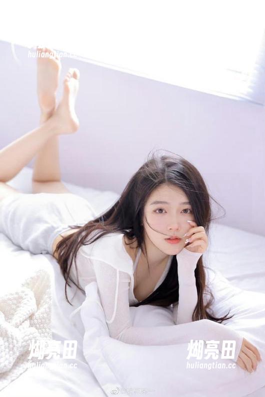 国产吃瓜 国产吃瓜导航:教你如何优雅吃瓜,别忘了擦嘴哦