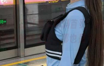 打开黑瓜吃料首页，瞬间想到我的高中的班主任，那也是个演员！